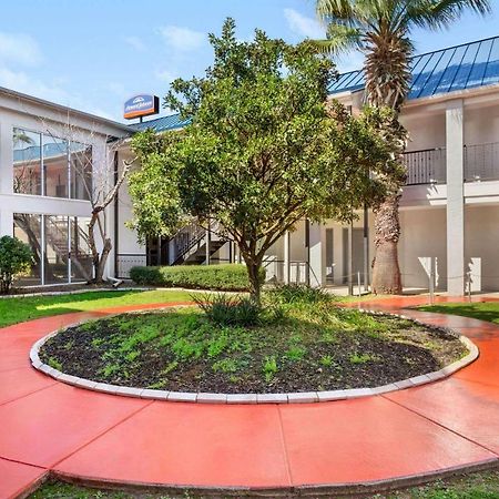 Howard Johnson By Wyndham San Antonio Hotel & Suites Esterno foto
