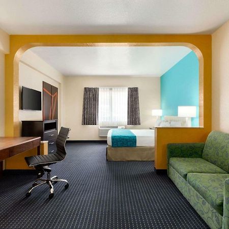 Howard Johnson By Wyndham San Antonio Hotel & Suites Esterno foto
