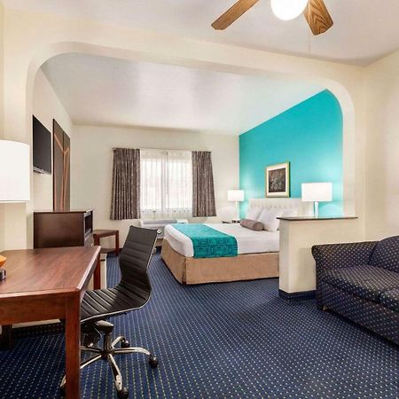 Howard Johnson By Wyndham San Antonio Hotel & Suites Esterno foto