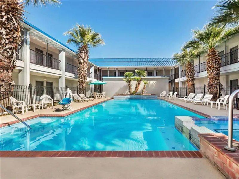 Howard Johnson By Wyndham San Antonio Hotel & Suites Esterno foto