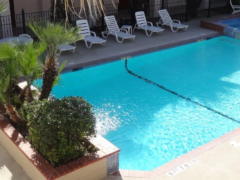 Howard Johnson By Wyndham San Antonio Hotel & Suites Esterno foto