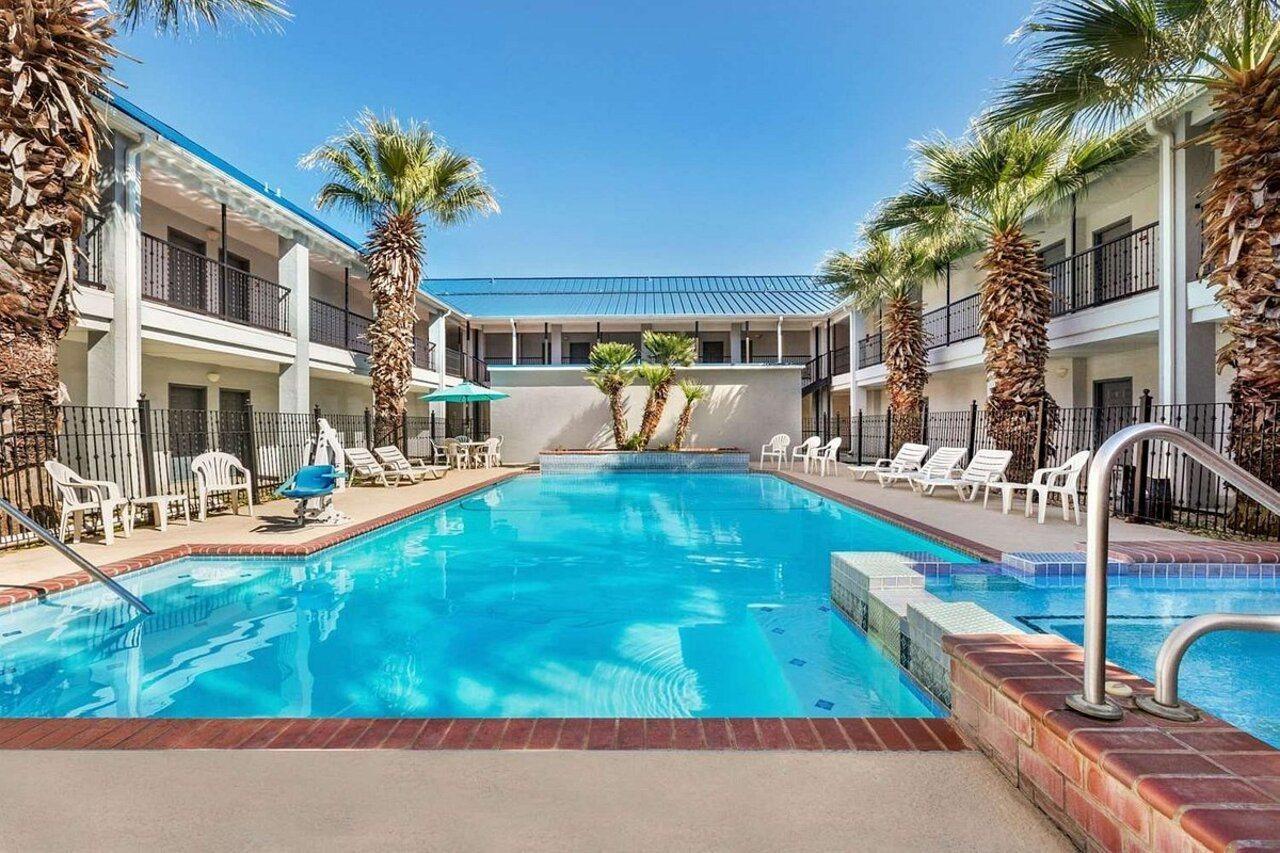 Howard Johnson By Wyndham San Antonio Hotel & Suites Esterno foto