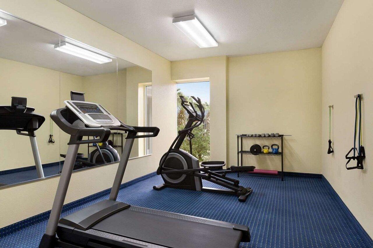 Howard Johnson By Wyndham San Antonio Hotel & Suites Esterno foto