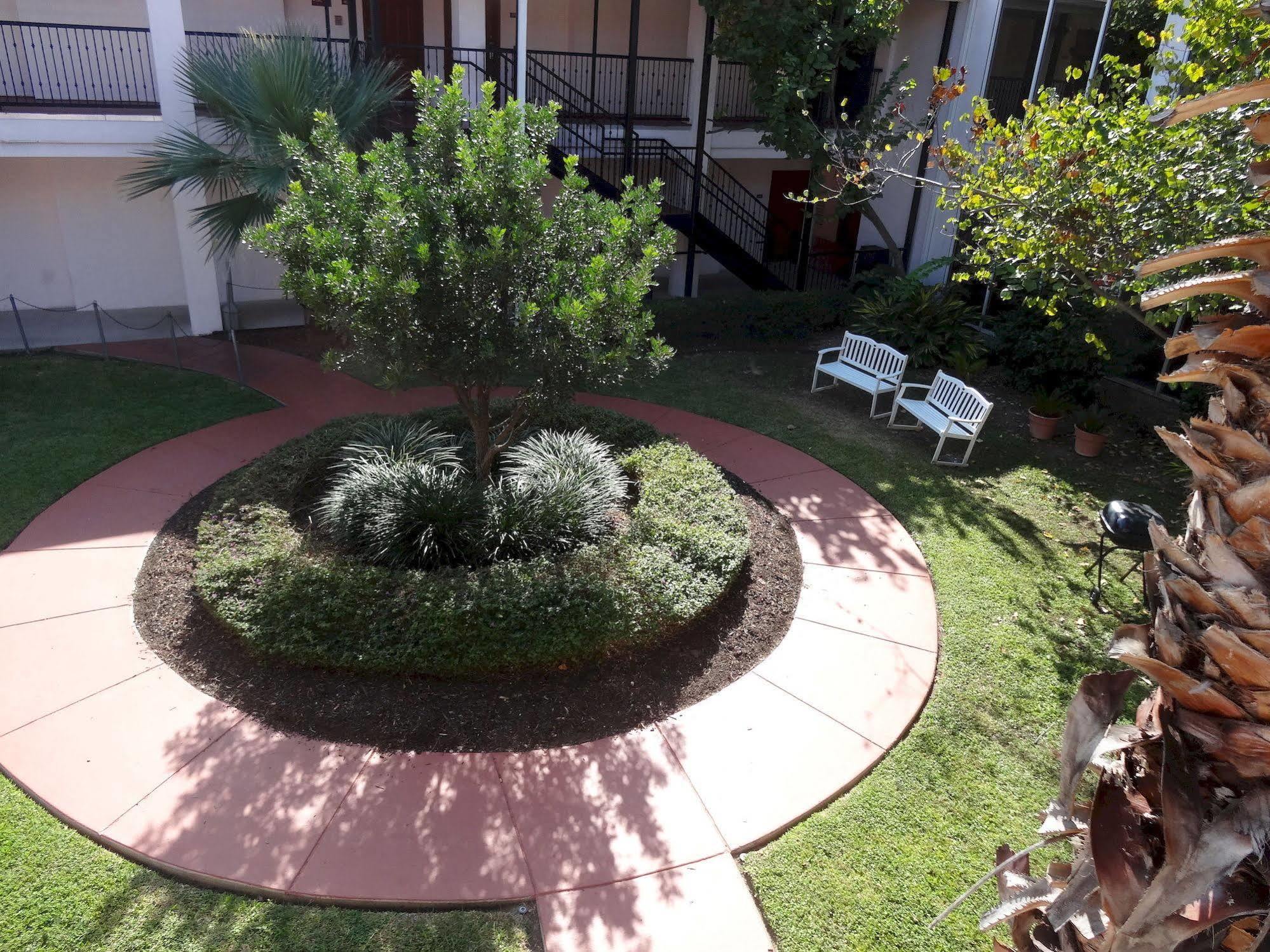 Howard Johnson By Wyndham San Antonio Hotel & Suites Esterno foto
