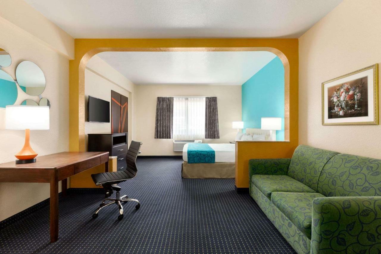 Howard Johnson By Wyndham San Antonio Hotel & Suites Esterno foto