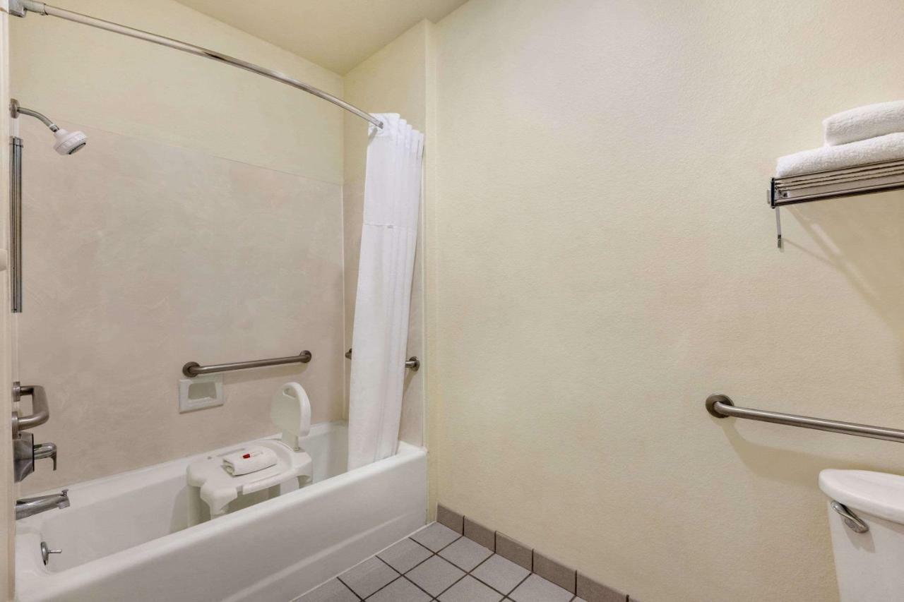 Howard Johnson By Wyndham San Antonio Hotel & Suites Esterno foto