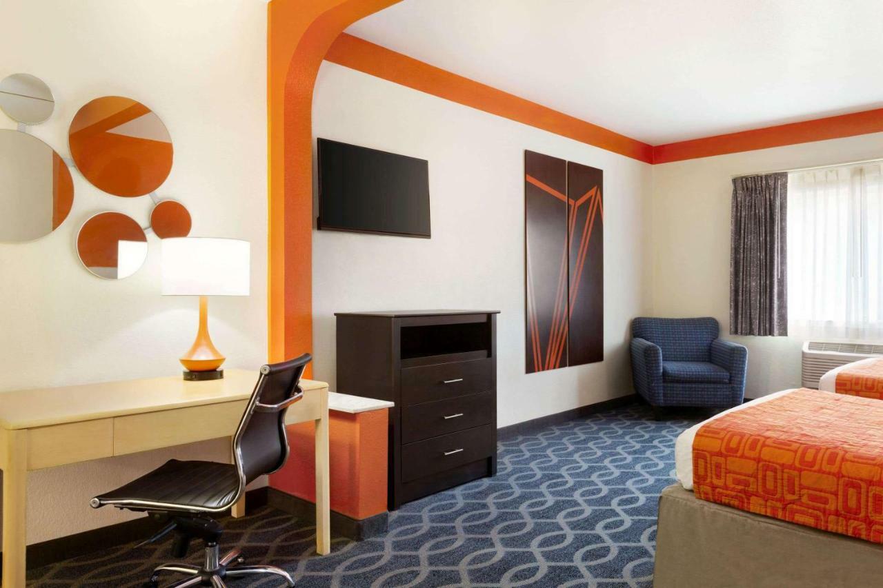 Howard Johnson By Wyndham San Antonio Hotel & Suites Esterno foto