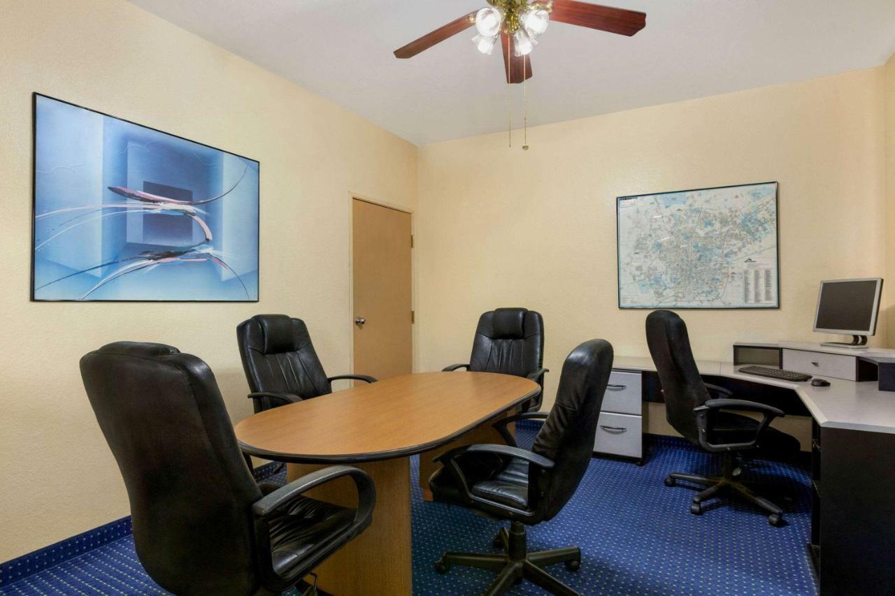 Howard Johnson By Wyndham San Antonio Hotel & Suites Esterno foto