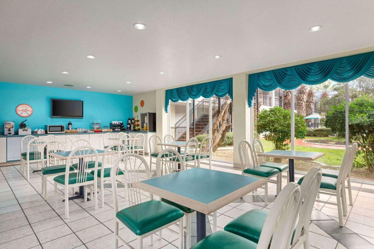 Howard Johnson By Wyndham San Antonio Hotel & Suites Esterno foto