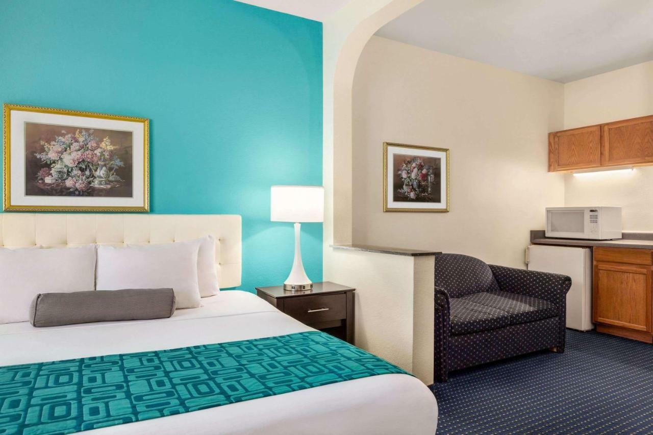 Howard Johnson By Wyndham San Antonio Hotel & Suites Esterno foto