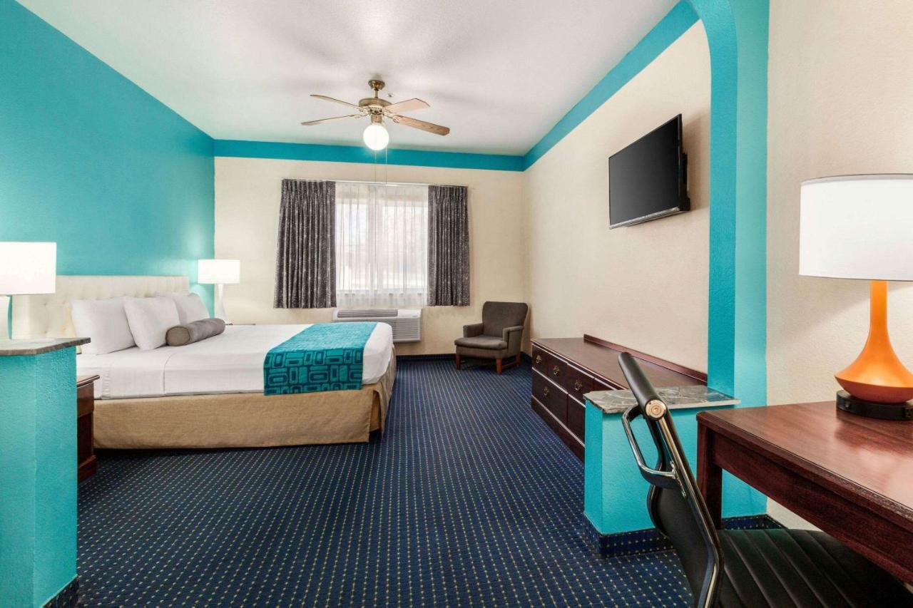 Howard Johnson By Wyndham San Antonio Hotel & Suites Esterno foto