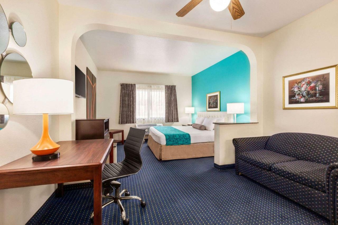 Howard Johnson By Wyndham San Antonio Hotel & Suites Esterno foto