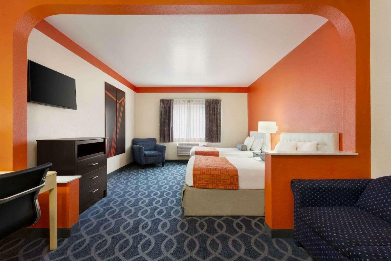 Howard Johnson By Wyndham San Antonio Hotel & Suites Esterno foto