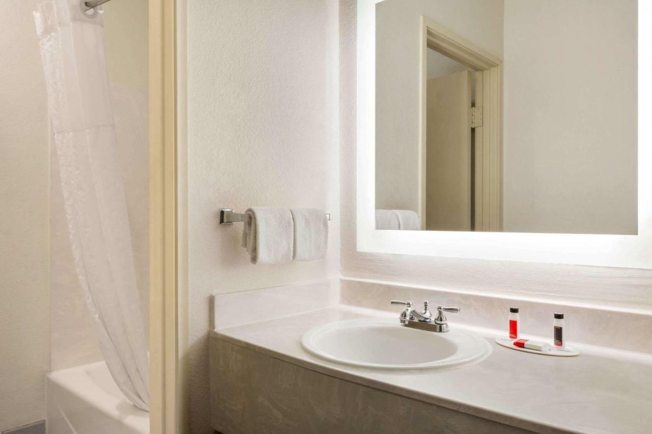 Howard Johnson By Wyndham San Antonio Hotel & Suites Esterno foto