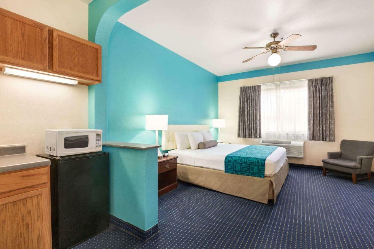 Howard Johnson By Wyndham San Antonio Hotel & Suites Esterno foto