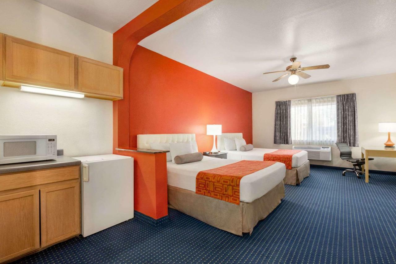 Howard Johnson By Wyndham San Antonio Hotel & Suites Esterno foto