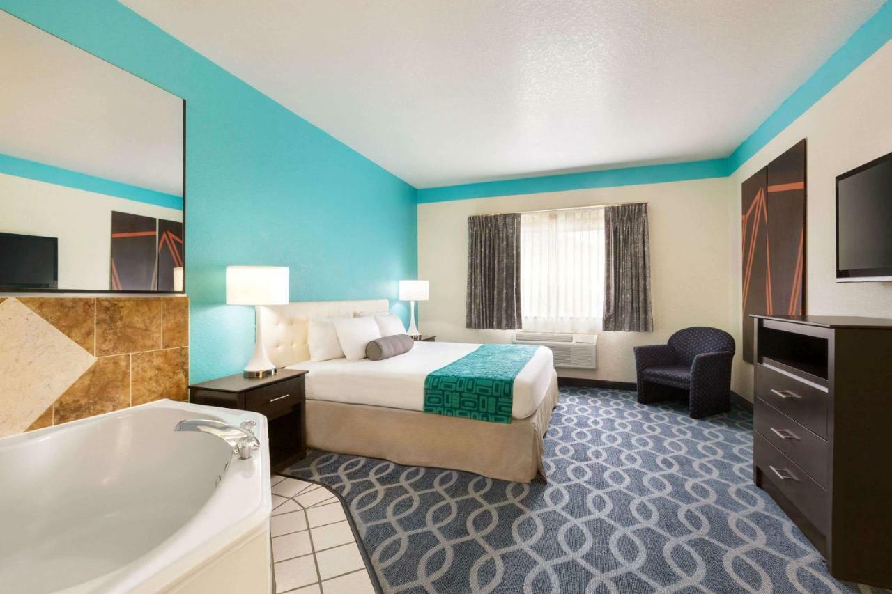 Howard Johnson By Wyndham San Antonio Hotel & Suites Esterno foto