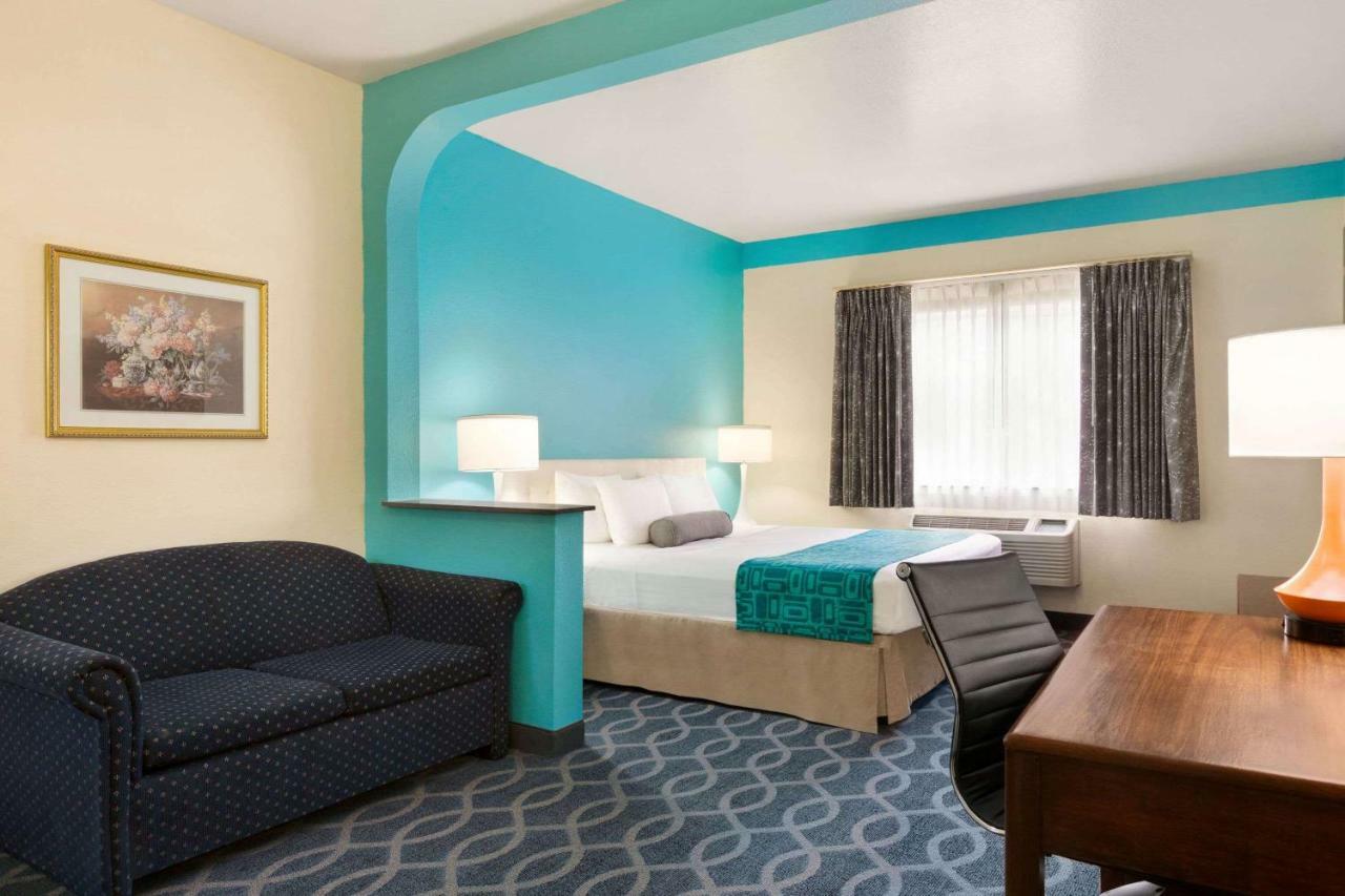 Howard Johnson By Wyndham San Antonio Hotel & Suites Esterno foto