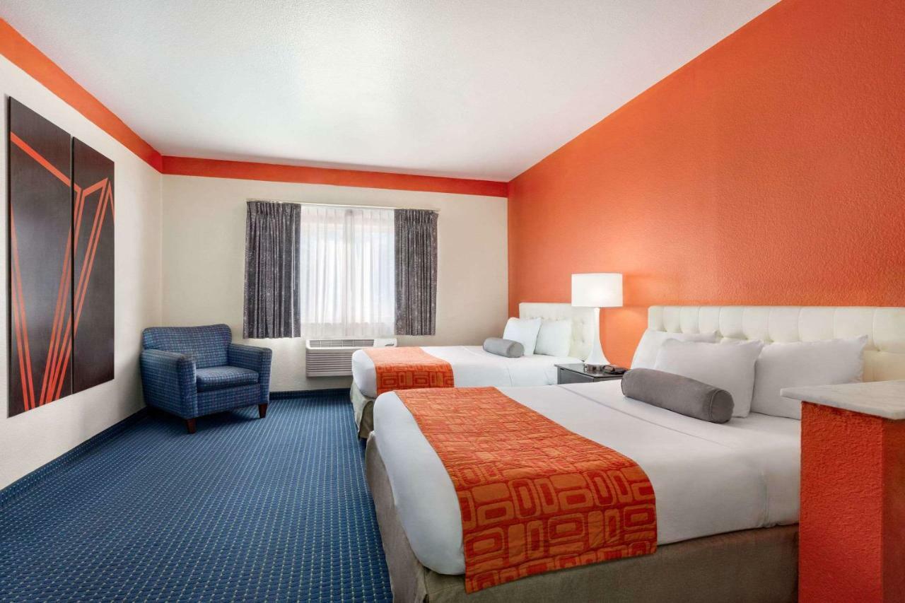 Howard Johnson By Wyndham San Antonio Hotel & Suites Esterno foto