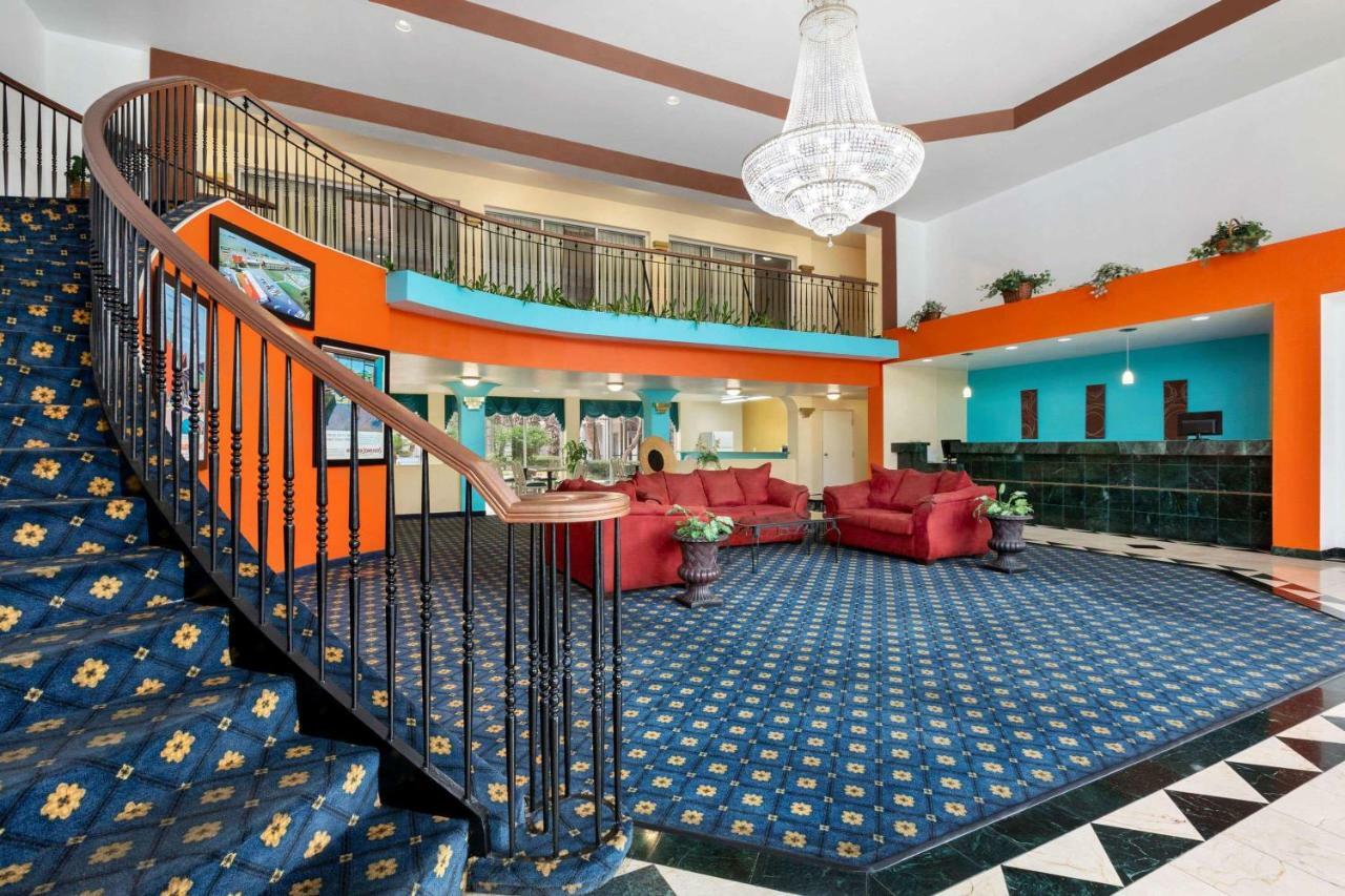 Howard Johnson By Wyndham San Antonio Hotel & Suites Esterno foto