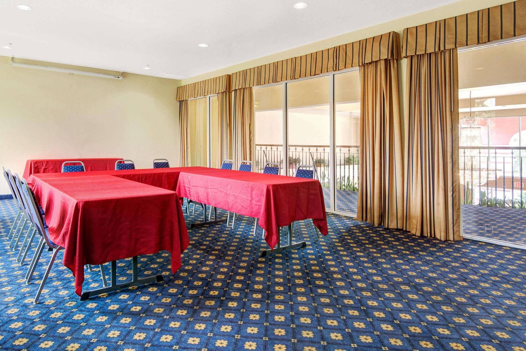 Howard Johnson By Wyndham San Antonio Hotel & Suites Esterno foto