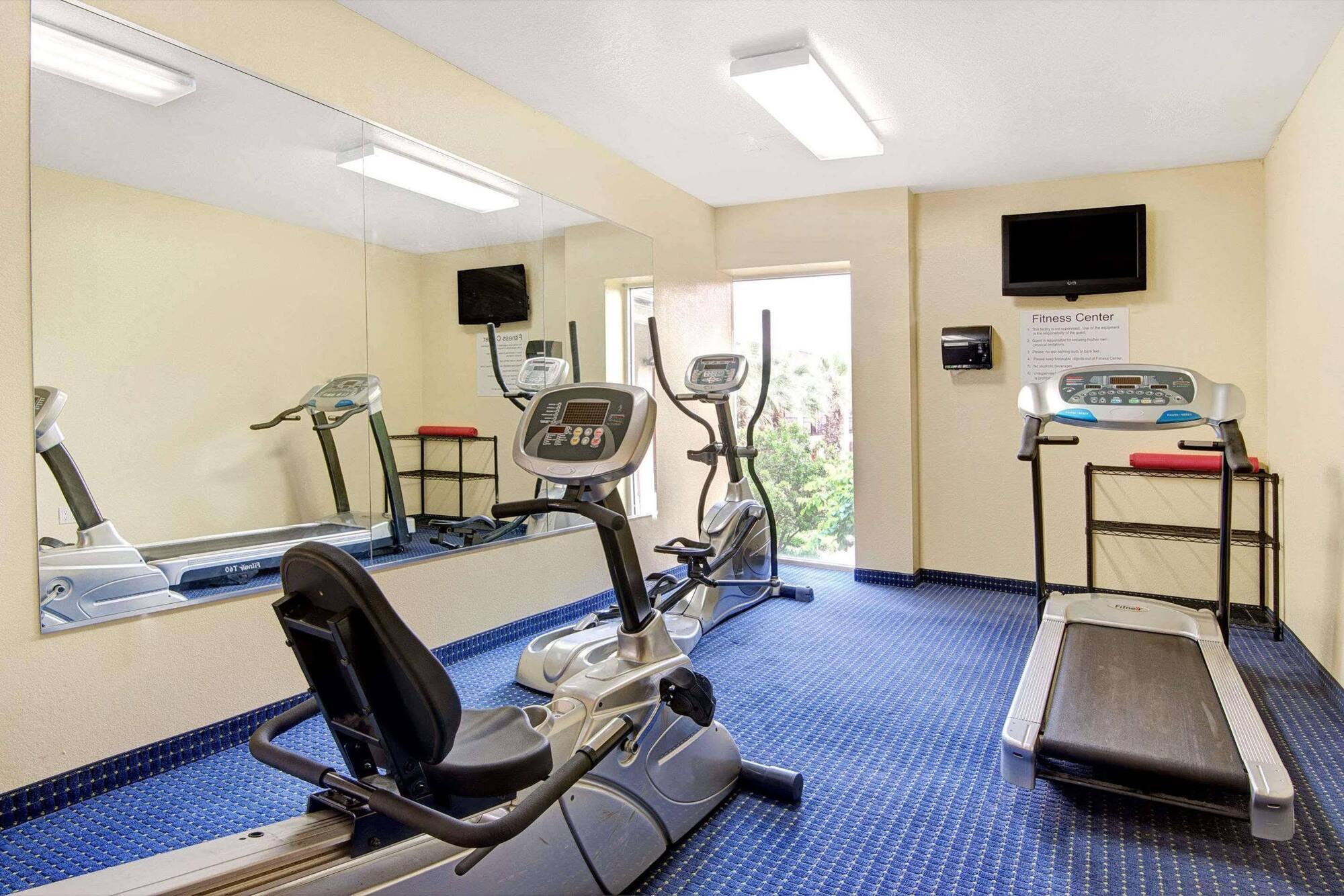 Howard Johnson By Wyndham San Antonio Hotel & Suites Esterno foto